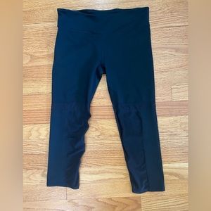 Fabletics leggings Women’s Medium Black Capri Inside Pocket Mesh Panels Cropped